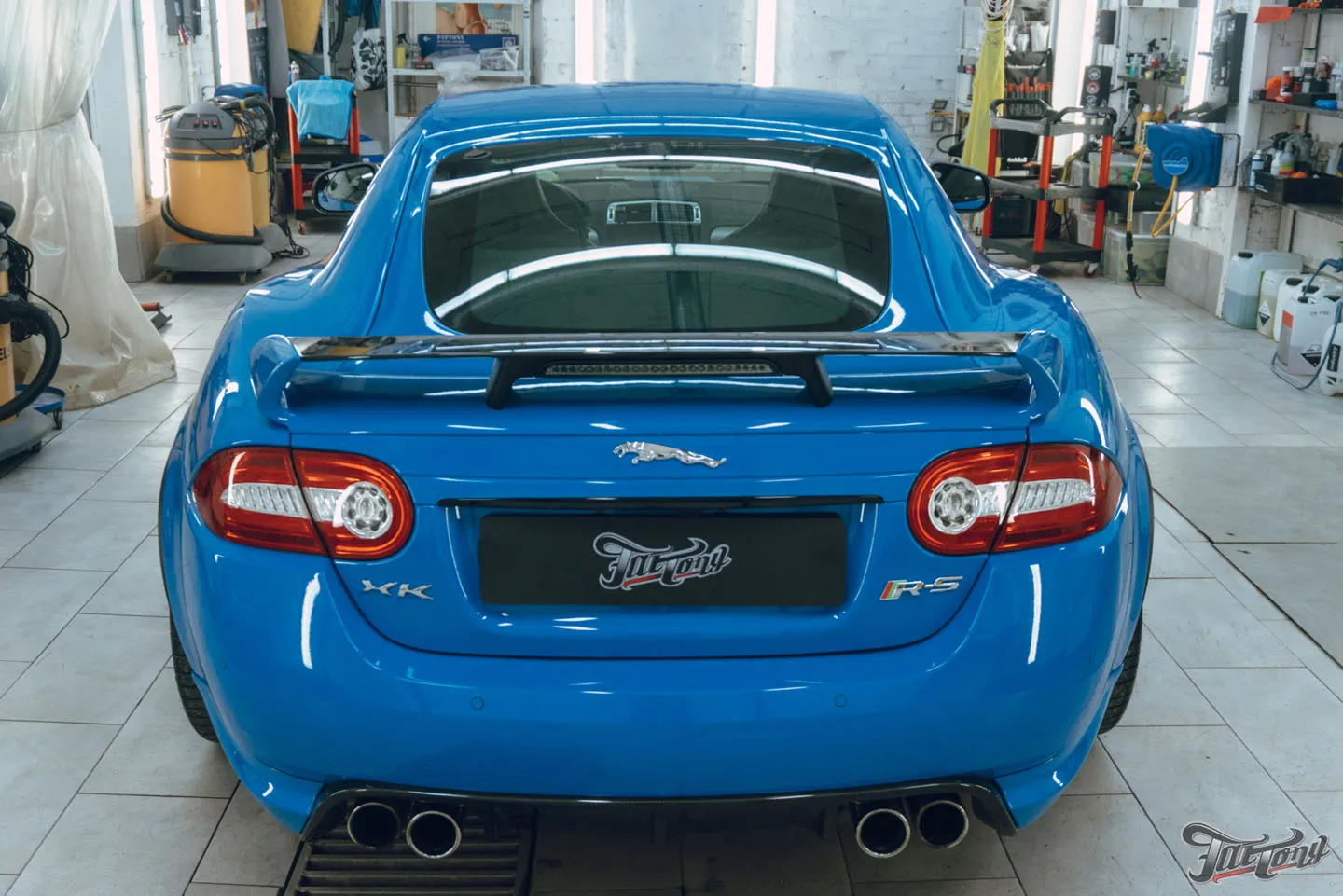 Оклеили заднюю часть Jaguar XKR-S полиуретаном, покрыли пленку керамикой, отполировали глянец в салоне
